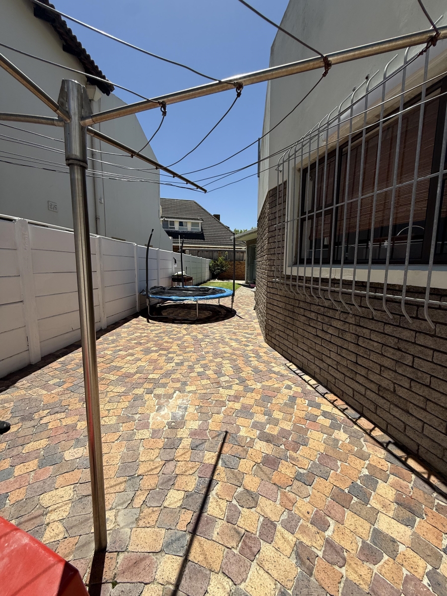 To Let 3 Bedroom Property for Rent in Dobson Western Cape
